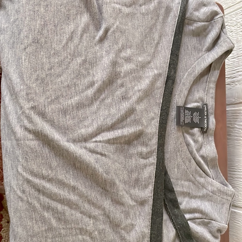 Chelsea & Theodore Large used grey shirt